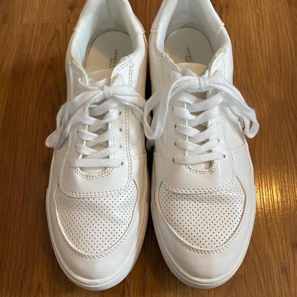 AE Outfitters Sneakers, w size 8 like new, white